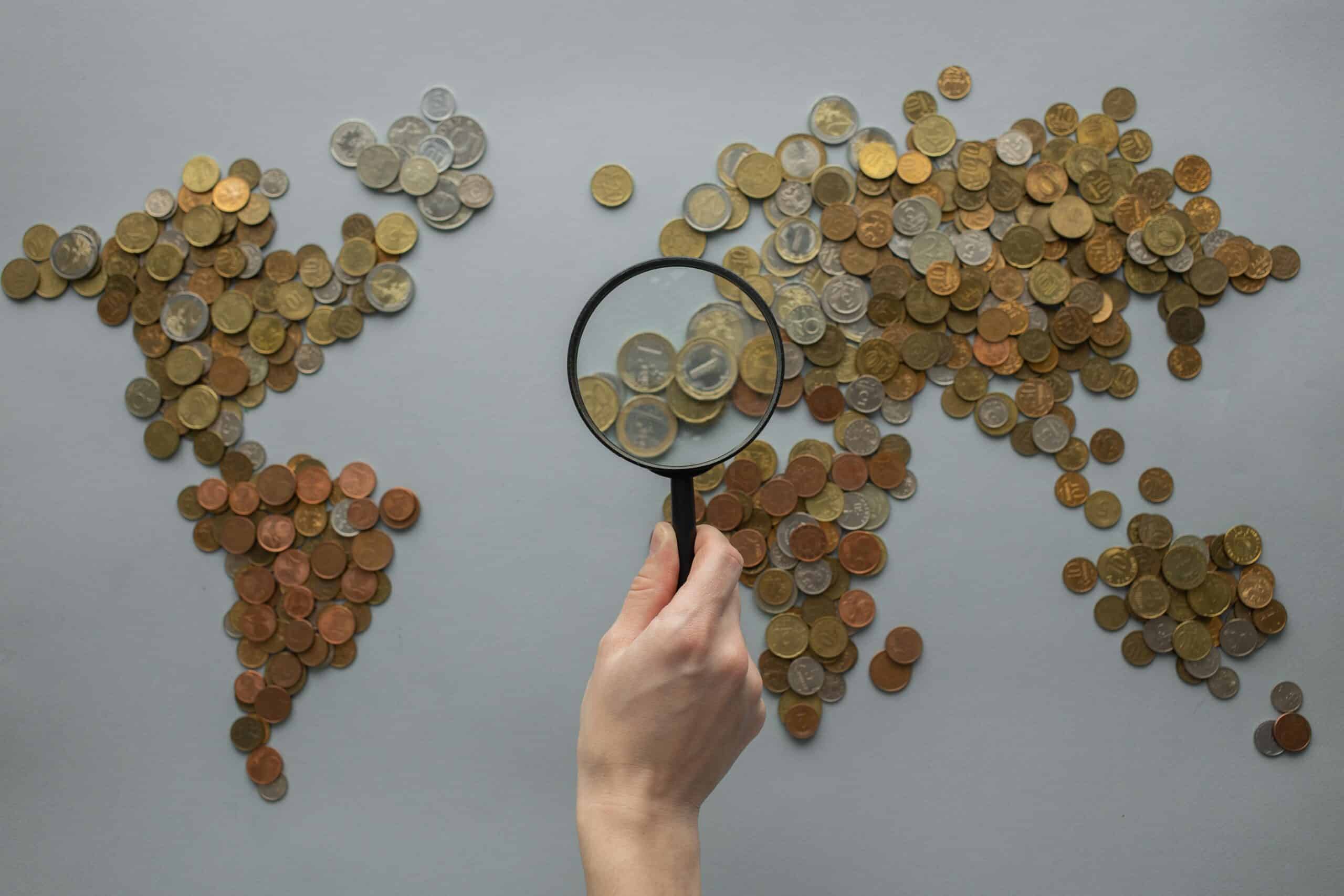 mapa mundi desenhado com moedas de dinheiro