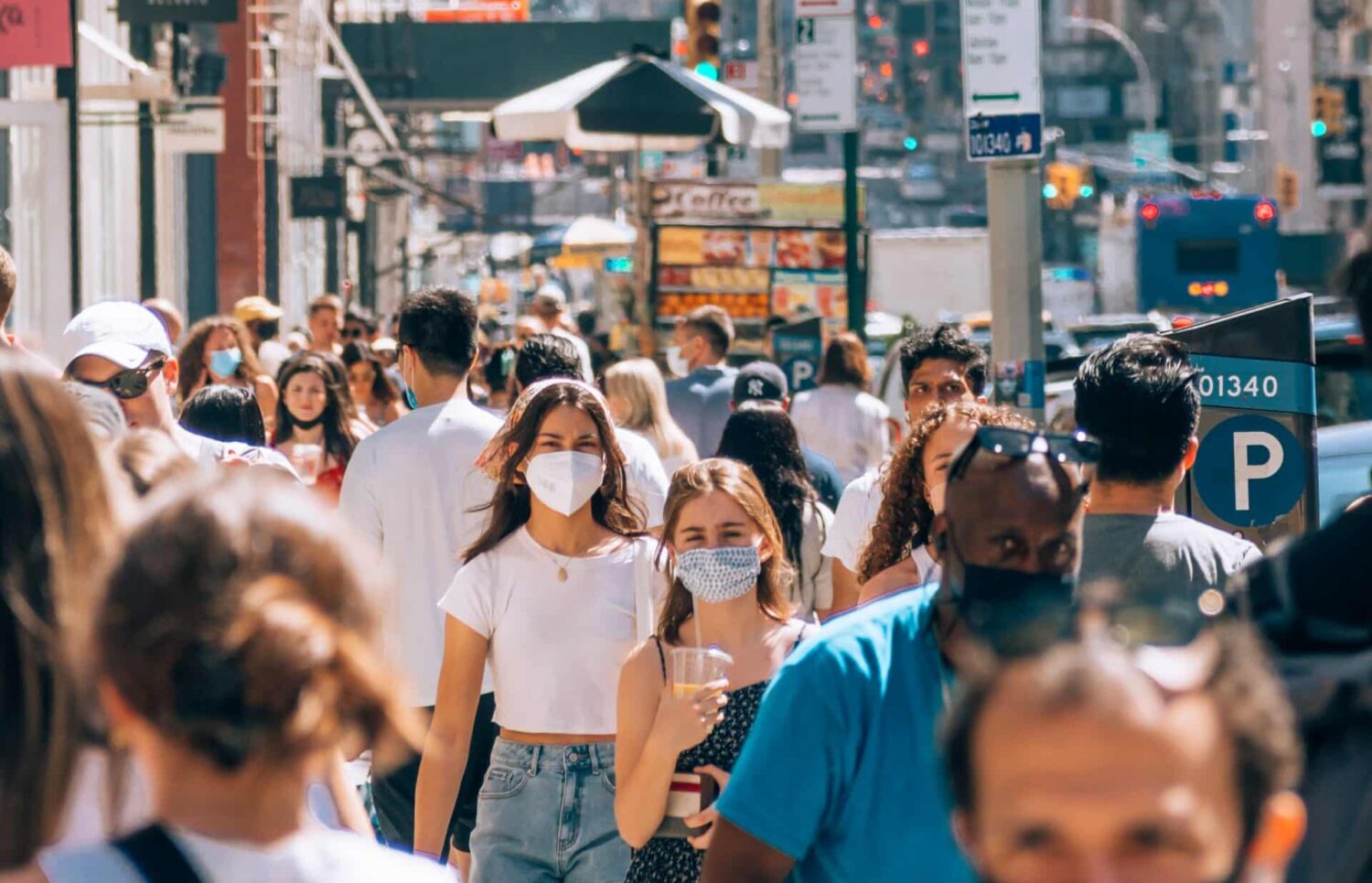 Pessoas andando no SoHo, em Manhattan, e usando máscaras