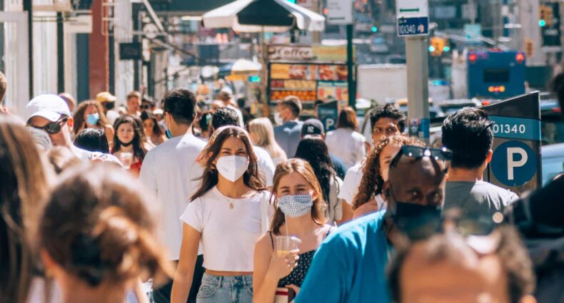Pessoas andando no SoHo, em Manhattan, e usando máscaras
