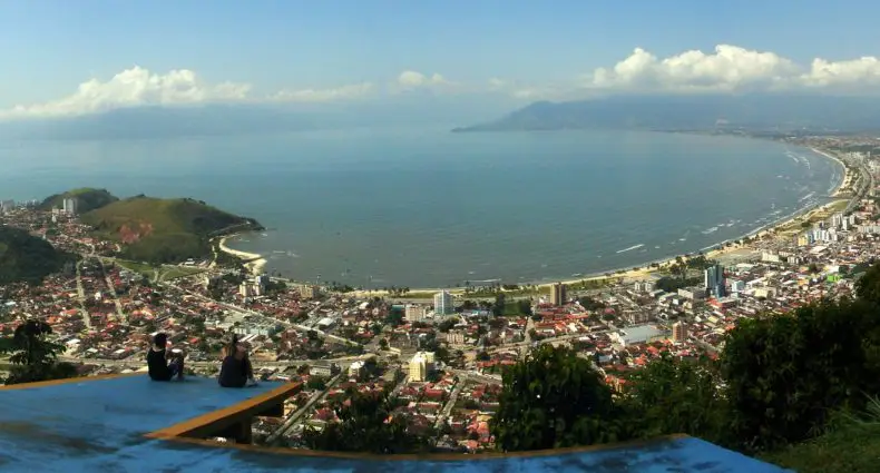 Vista do Morro do Santo Antônio para o mar em Caraguatatuba