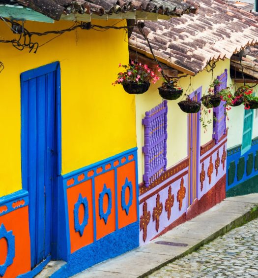 Casinhas coloridas em rua de Bogotá, na Colômbia