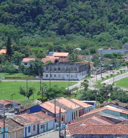 Vista de casas da cidade de Iguape