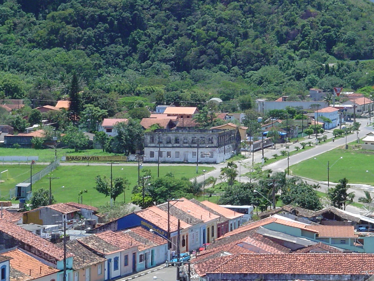 Vista de casas da cidade de Iguape