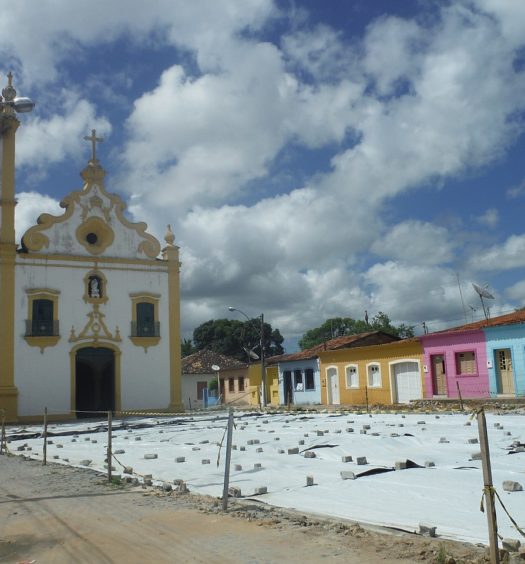 Igreja de Marechal Deodoro, no Alagoas, com casinhas coloridas na rua ao lado