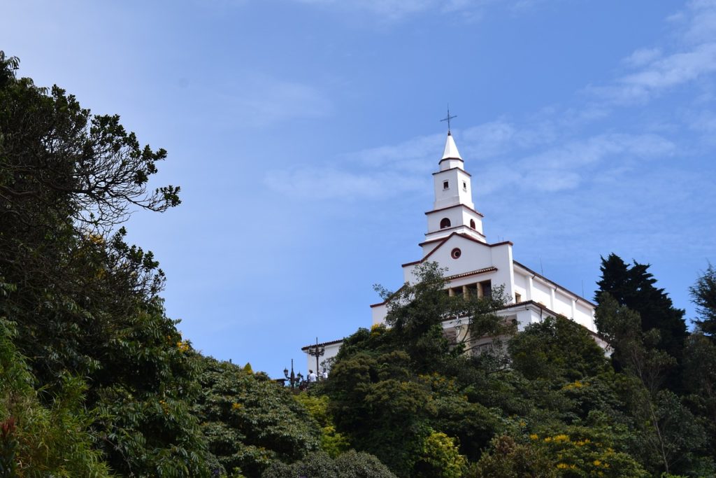 Vegetação e torre de igreja no Morro de Monserrate, em Bogotá