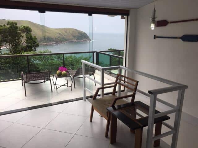 Varanda do Paraíso de Toque Toque Grande durante o dia com vista para o mar. Representa airbnb na praia de Calhetas.