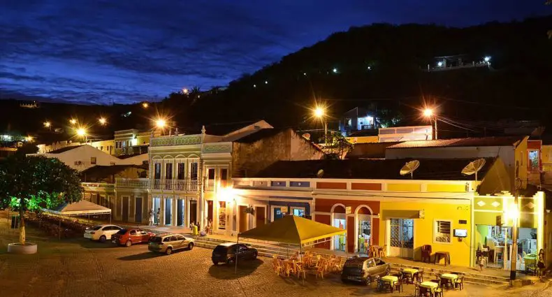 Centrinho da cidade de Piranhas à noite