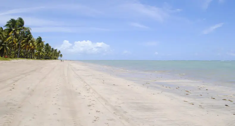 Faixa de areia extensa na Praia do Patacho, em Porto de Pedras