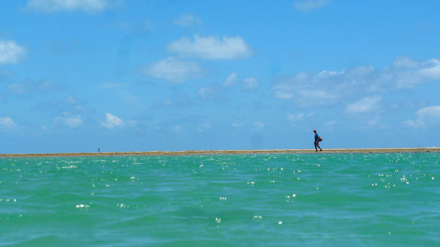 Mar esverdeado na Praia do Patacho, no Alagoas