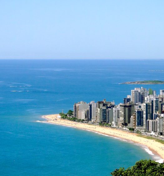 Vista do mar turquesa em Vila Velha a partir do Morro do Moreno
