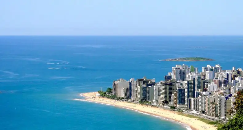 Vista do mar turquesa em Vila Velha a partir do Morro do Moreno