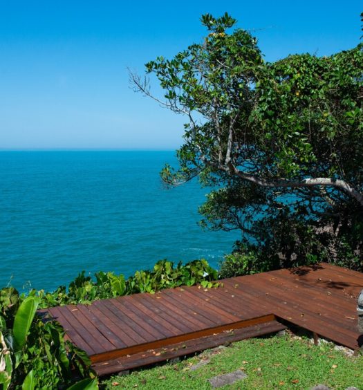 Mar e deck da Casa no Felix, opção de Airbnb em meio às pousadas na Praia do Félix