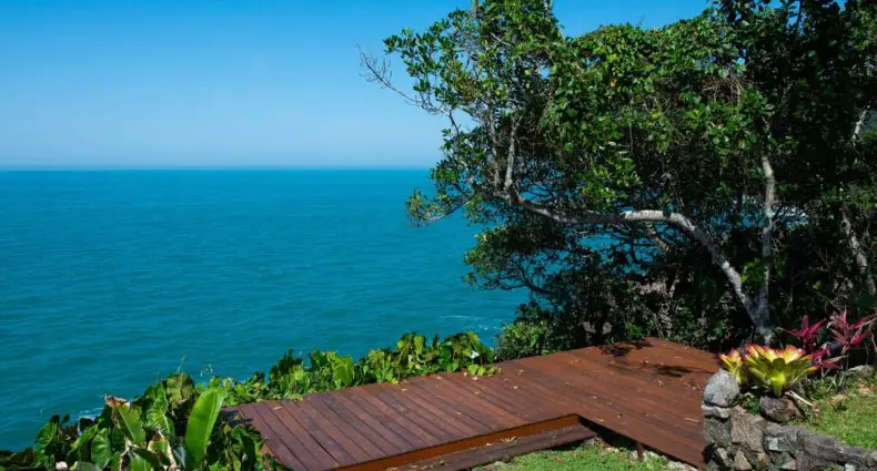 Mar e deck da Casa no Felix, opção de Airbnb em meio às pousadas na Praia do Félix