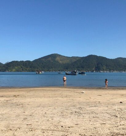 Mar da Praia do Pereque Mirim, pertinho de Airbnbs disponíveis para reservar
