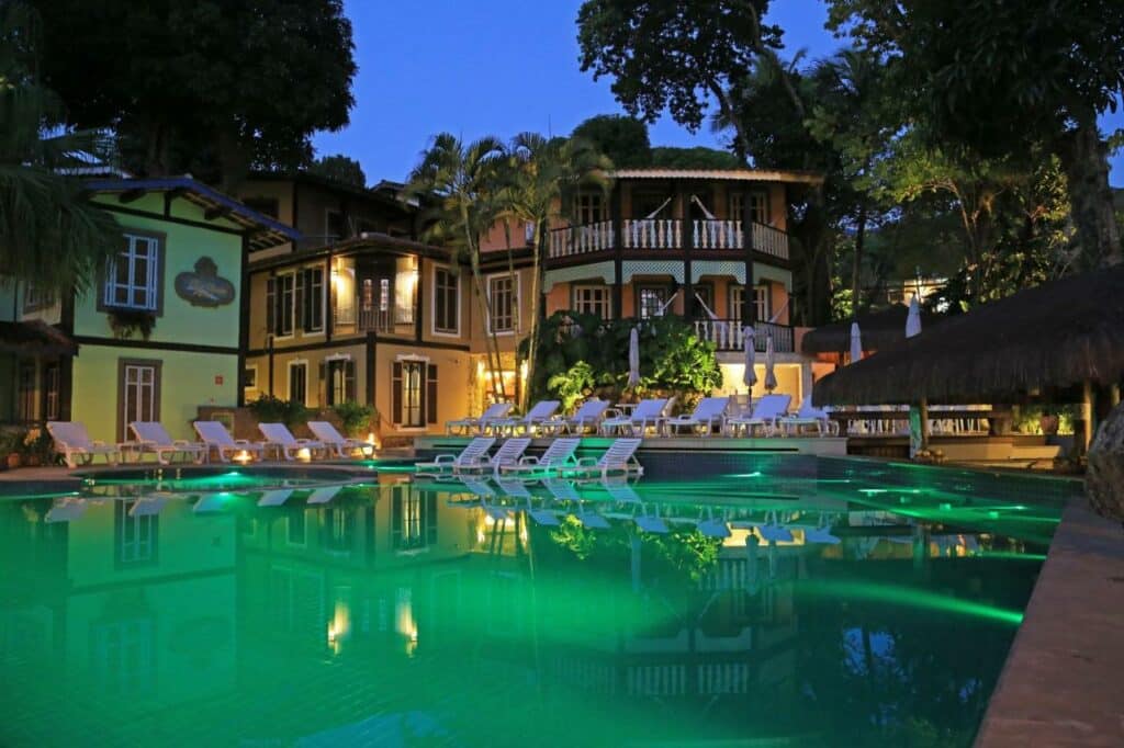 Piscina em área externa do Porto Pacuíba Hotel, um dos melhores hotéis do Brasil