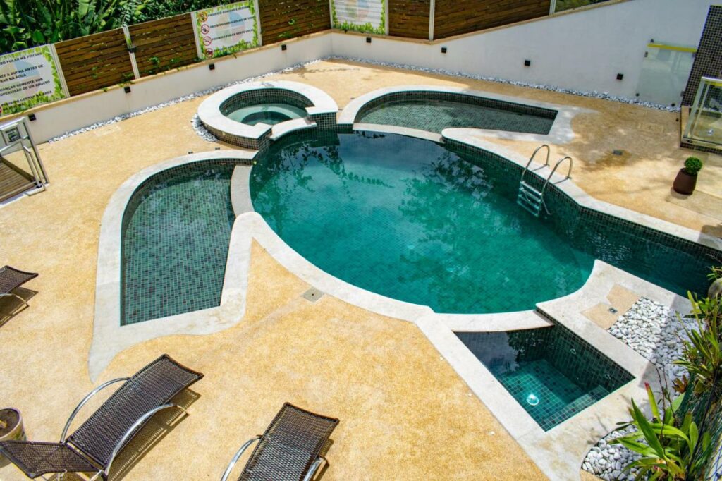 Pisicna da Pousada do Tenório. Ela é grande e possui o formato de uma tartaruga. Ao redor estão algumas espreguiçadeiras.