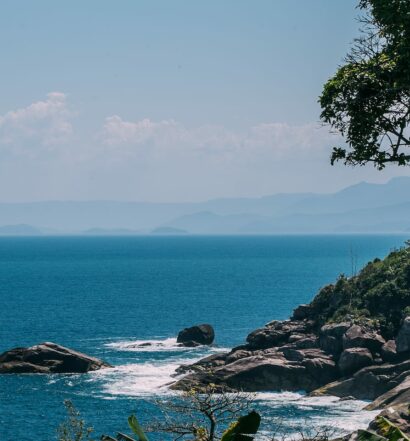Mar em Ilhabela, ilha do litoral paulista, foto de um dos Airbnb em Ilhabela recomendados neste post