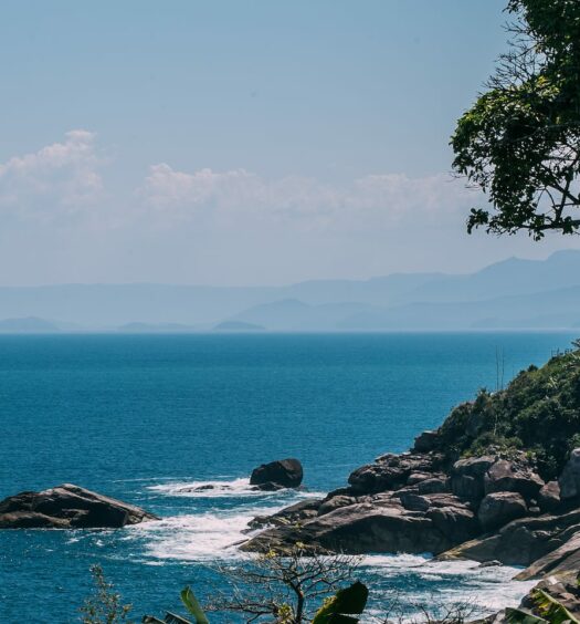 Mar em Ilhabela, ilha do litoral paulista, foto de um dos Airbnb em Ilhabela recomendados neste post
