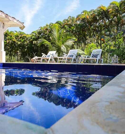 Um dos Airbnb Caraguatatuba, com piscina de casa sofisticada no Costa Verde