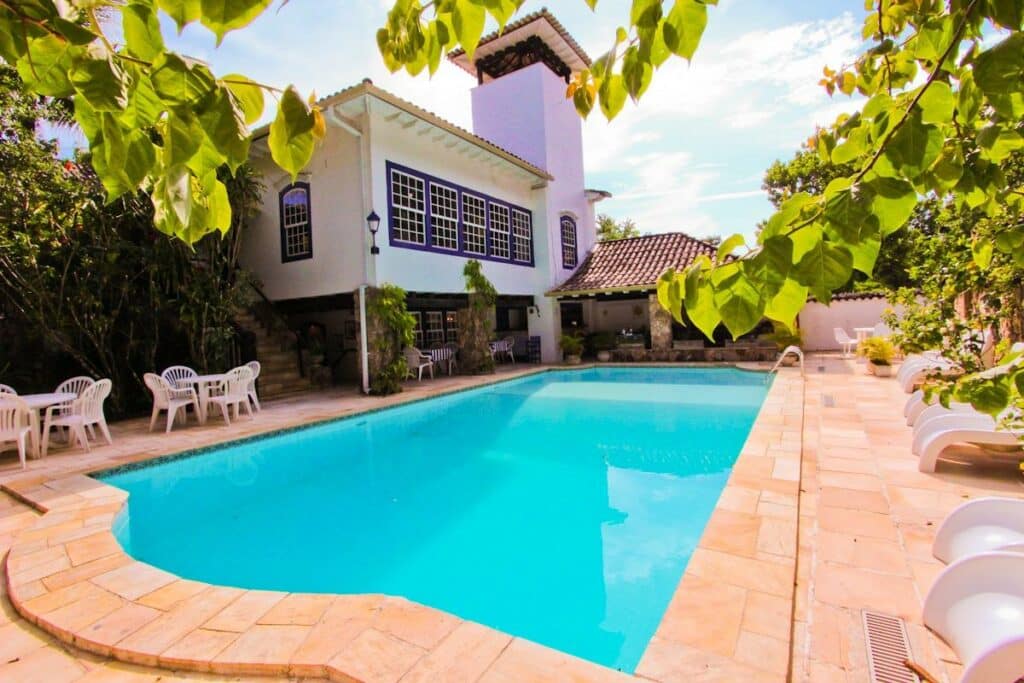 Ampla piscina ao ar livre no Hotel Solar das Águas Cantantes