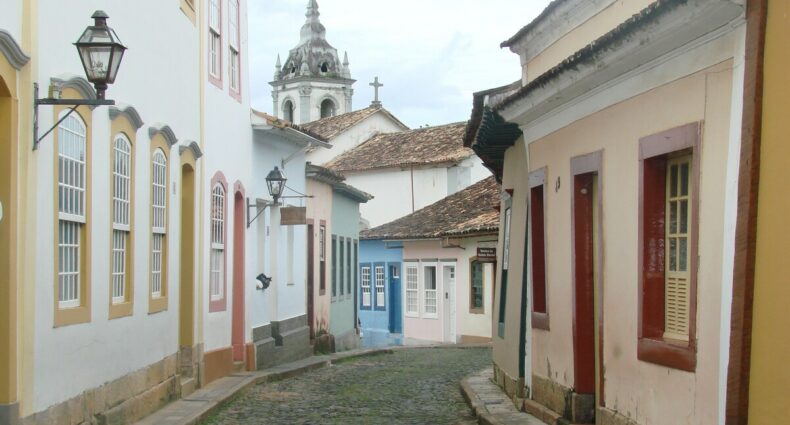 Foto de rua de paralelepípedos com casinhas coloniais em São João del Rei