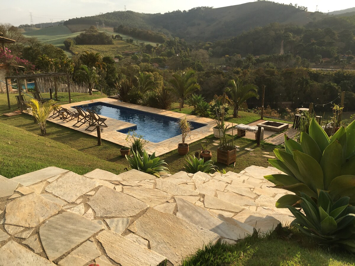 Vista da piscina na Microcasa, um dos Airbnb em Serra Negra