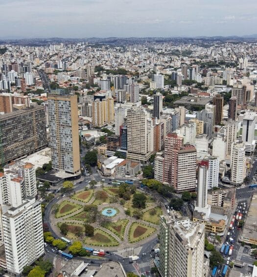 Vista de Belo Horizonte, cheia de prédios e parques / Post Airbnb em Belo Horizonte
