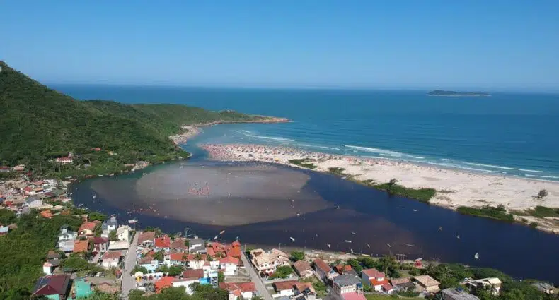 Vista de Guarda do Embaú, em foto de uma das pousadas do destino