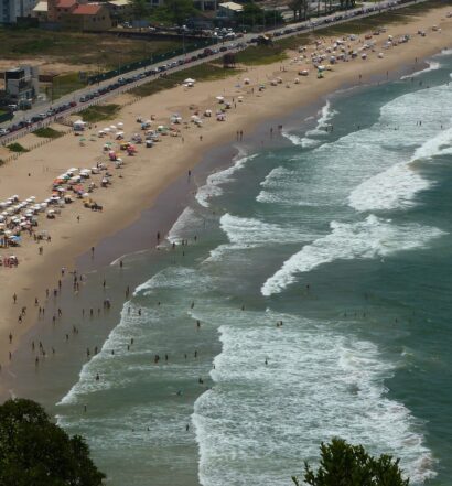 Vista aérea da Praia Brava, ilustrando o post de pousadas em Itajaí