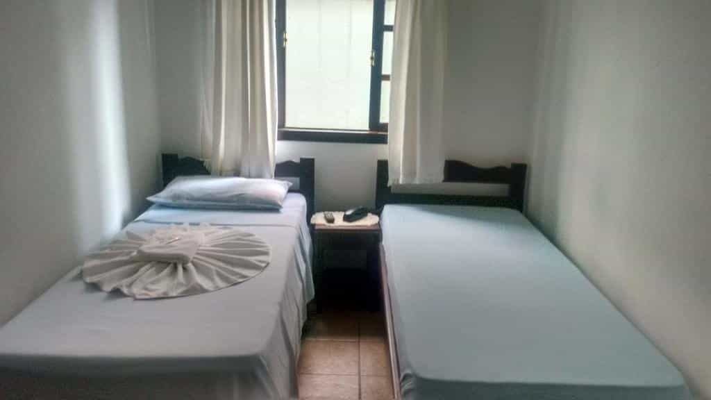 quarto da Schulz Pousada em Joinville com duas camas de solteiro dispostas lado a lado.