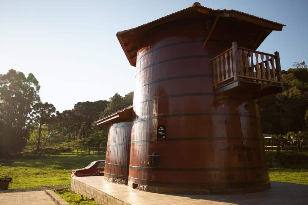 Pipa de vinho na Pousada Botte di Vino, onde funcionam as hospedagens, sendo uma das dicas de pousadas no Vale dos Vinhedos