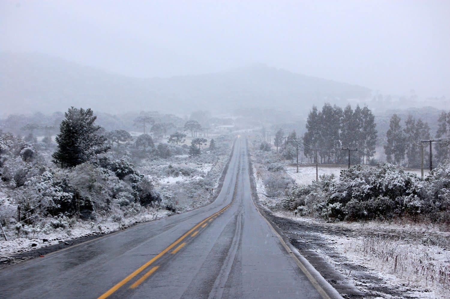 Estrada com neve em Santa Catarina, ilustrando post de pousadas em São Joaquim