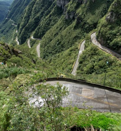 As curvas da estrada da Serra do Rio do Rastro, um dos destinos para reservar pousadas na Serra Catarinense