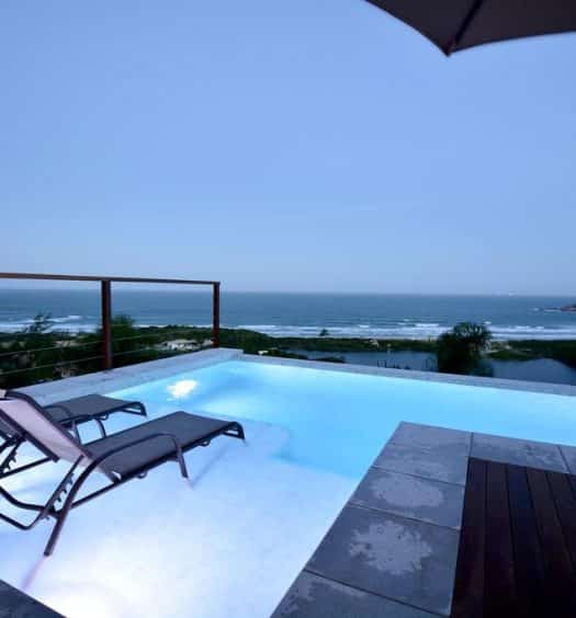 Mar visto da piscina do Villa Gardena Suites, uma das pousadas para casal em Santa Catarina