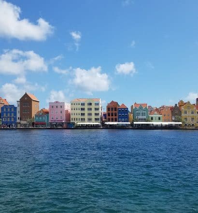Casinhas coloridas em Willemstad, capital da ilha e dica do roteiro em Curaçao