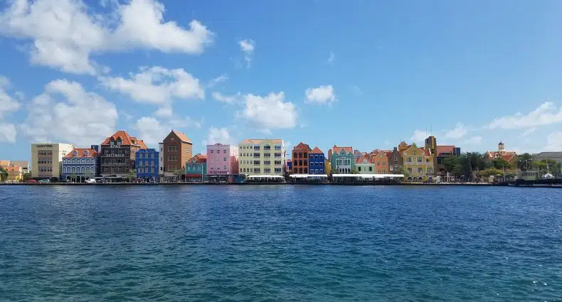 Casinhas coloridas em Willemstad, capital da ilha e dica do roteiro em Curaçao