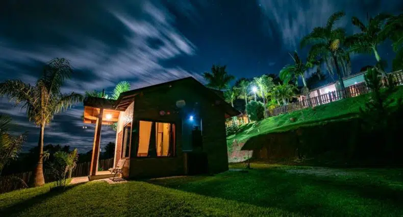 Um dos chalés românticos em Minas Gerais, o Chalés e Bangalôs Capim Limão