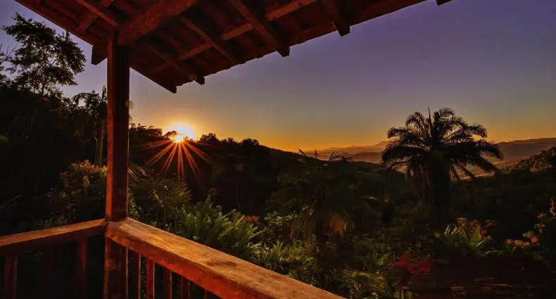 Pôr do sol em Paraty em um dos chalés românticos no Rio de Janeiro