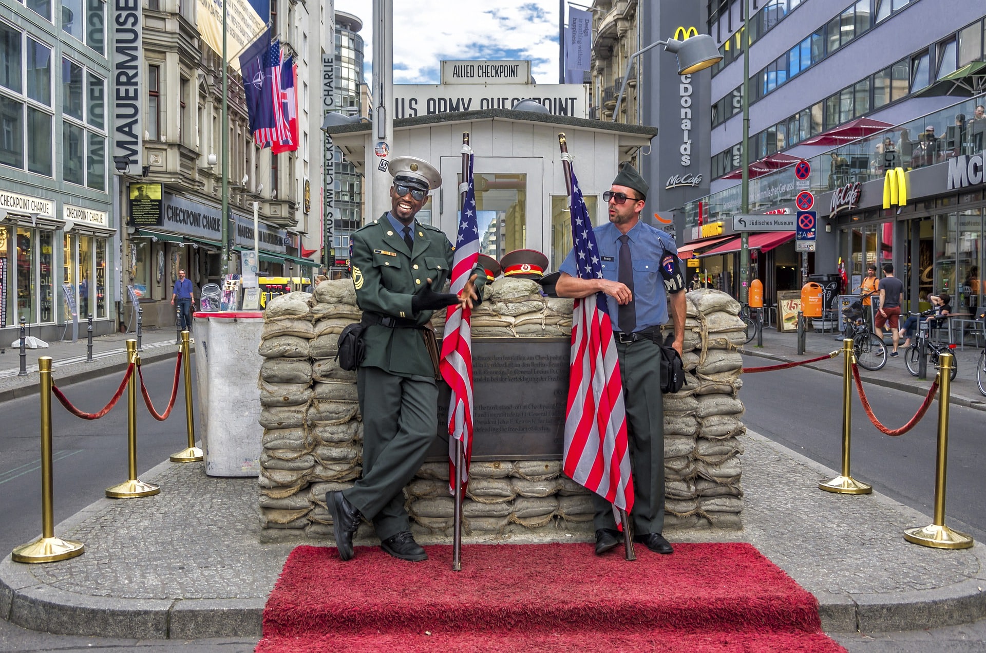 Checkpoint Charlie - Um marco da guerra fria no meio de Berlim