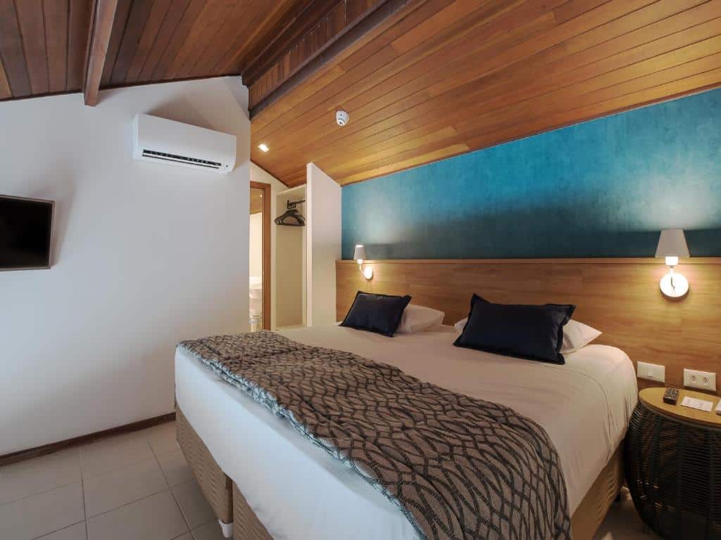 suíte do Salinas Maceio All Inclusive Resort com uma cama de casal