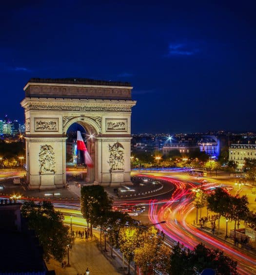 Arco do Triunfo em Paris à noite, como capa do post "hotéis perto do Arco do Triunfo"