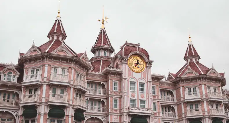 O Disneyland Hotel, hotel luxuoso logo na entrada da Disneyland Parc, um dos principais hotéis perto da Disney Paris
