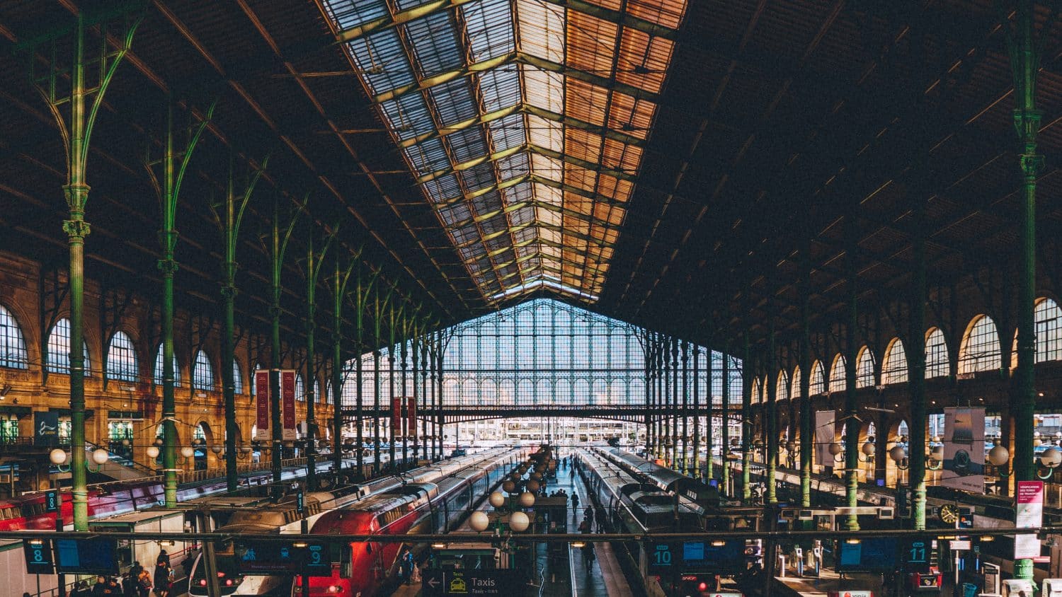 O interior da estação de trem mais movimentada de Paris, ilustrando post de hotéis perto da Gare du Nord