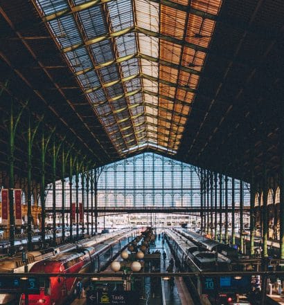 O interior da estação de trem mais movimentada de Paris, ilustrando post de hotéis perto da Gare du Nord