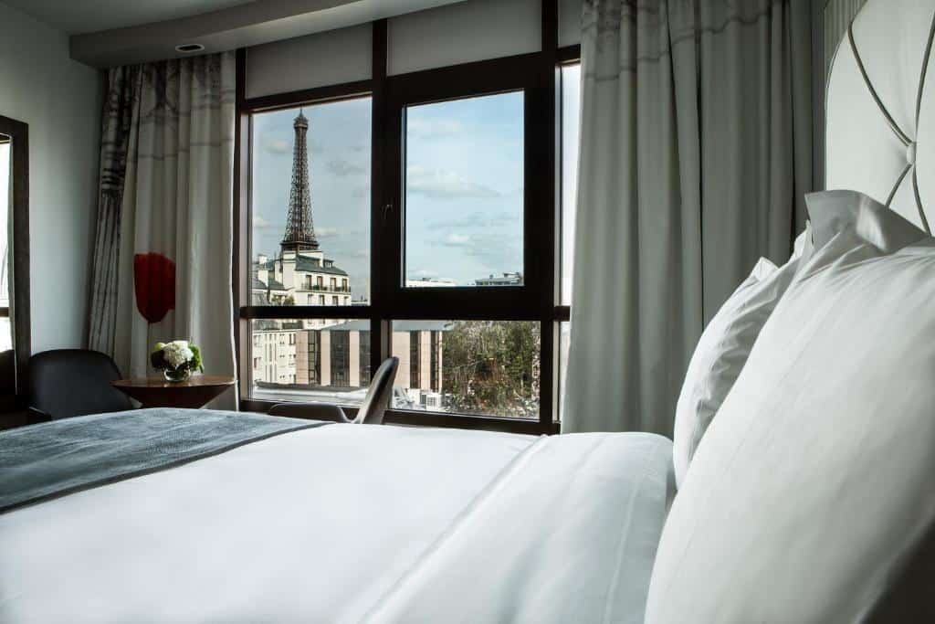 Vista da Torre Eiffel a partir de um dos quartos do Le Parisis, uma das dicas de hotéis no post sobre seguro viagem Paris