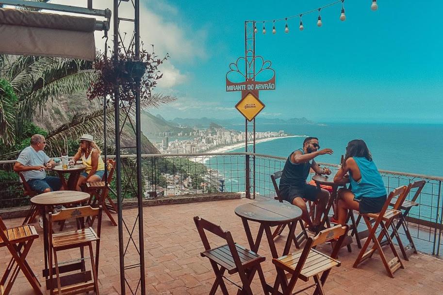 Mirante do Arvrao, com terraço super alto com vista privilegiada do mar do Rio de Janeiro, além de mesinhas de bar com banquetas para os visitantes