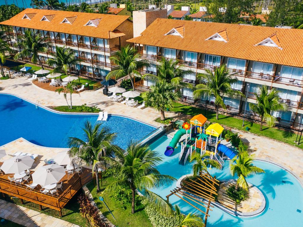 vista aérea do Salinas Maceio All Inclusive Resort em Maceió de frente para os apartamentos co a piscina e o parque aquático infantil logo abaixo