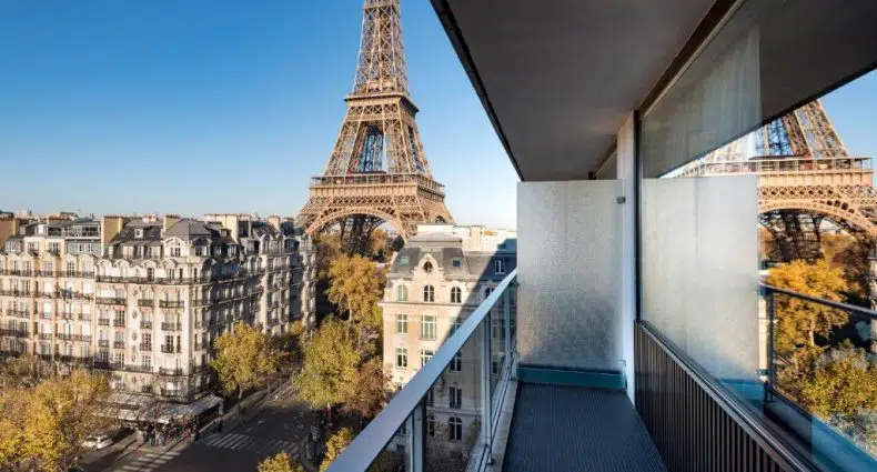Vista da varanda do Pullman Paris Tour Eiffel, um dos hotéis com vista para a Torre Eiffel