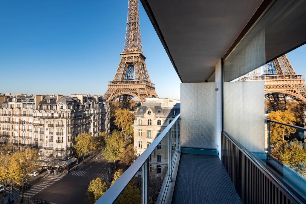 Vista da varanda do Pullman Paris Tour Eiffel, um dos hotéis com vista para a Torre Eiffel