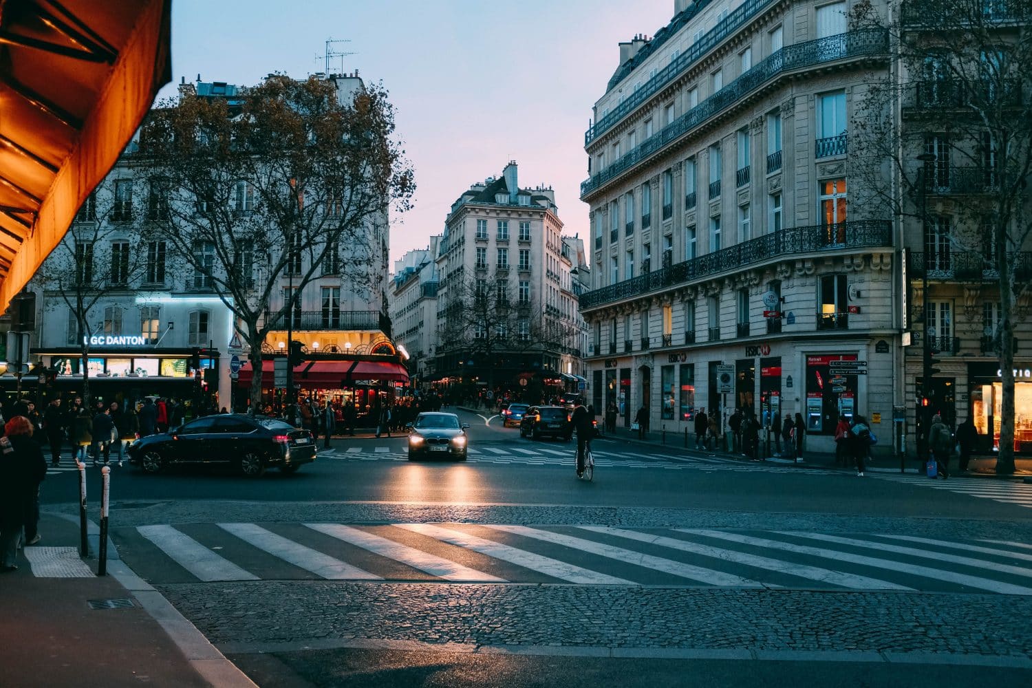 Avenida na capital da França ilustrando post de hotéis em Paris